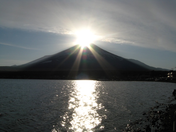 山中湖から撮影したダイヤモンド富士画像の写真