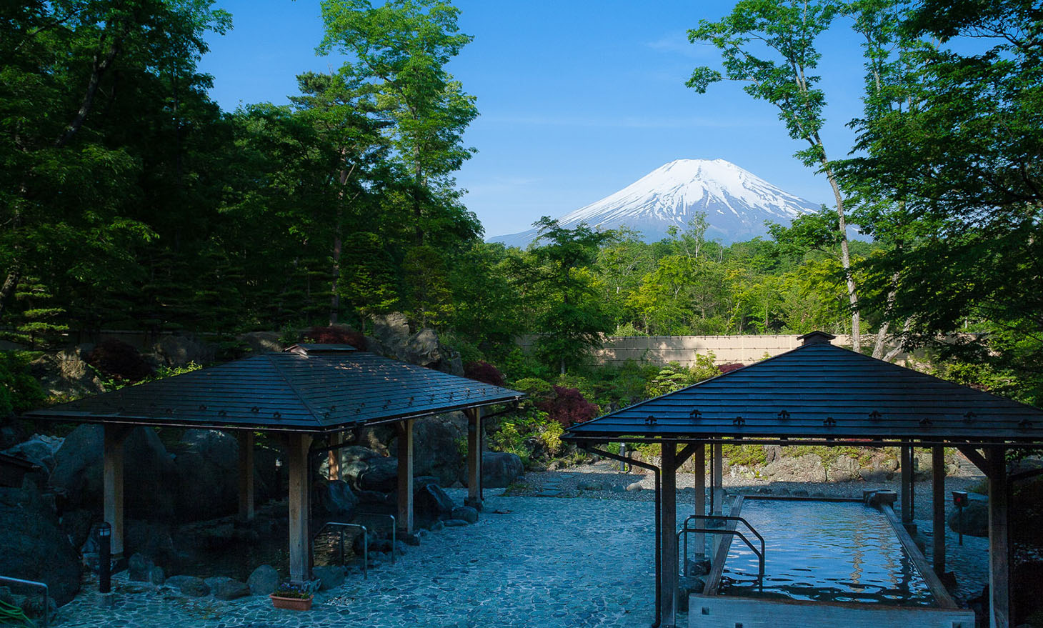 富士山を眺めながらの露天風呂 | 山中湖温泉 紅富士の湯